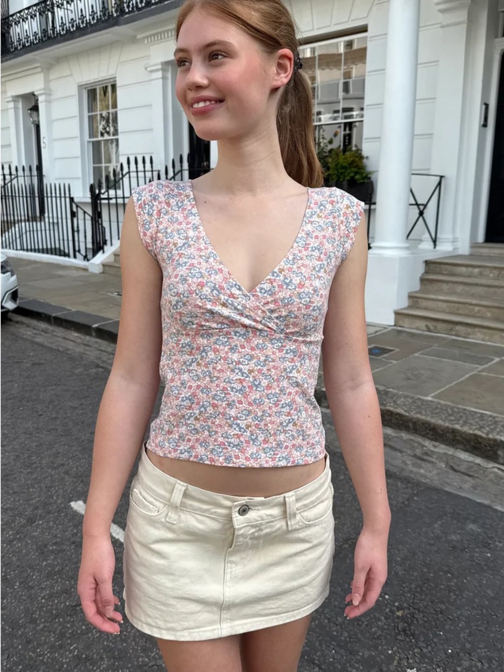 Brandy melville Amara floral tank top - Picture 3 of 4